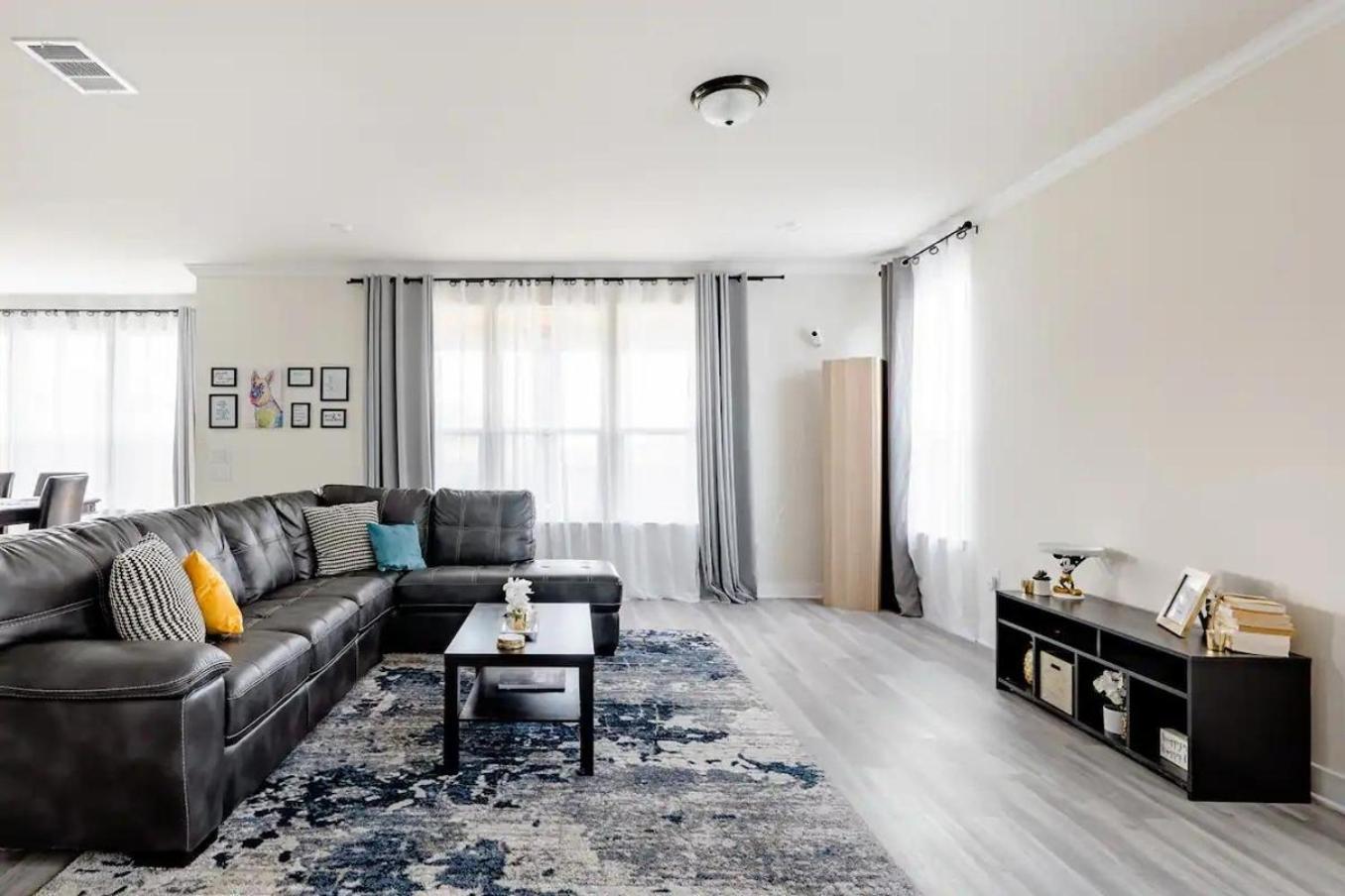 Private Master Near Mckinney Falls & Airport